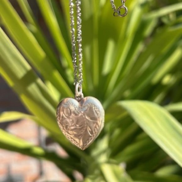 ❤️❤️ Sterling Heart Etched Locket & Chain Vintage Necklace - Picture 3 of 14